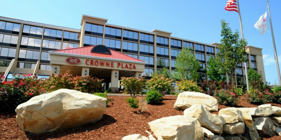 米德堡高地 克利夫兰机场皇冠假日广场酒店 外观 照片